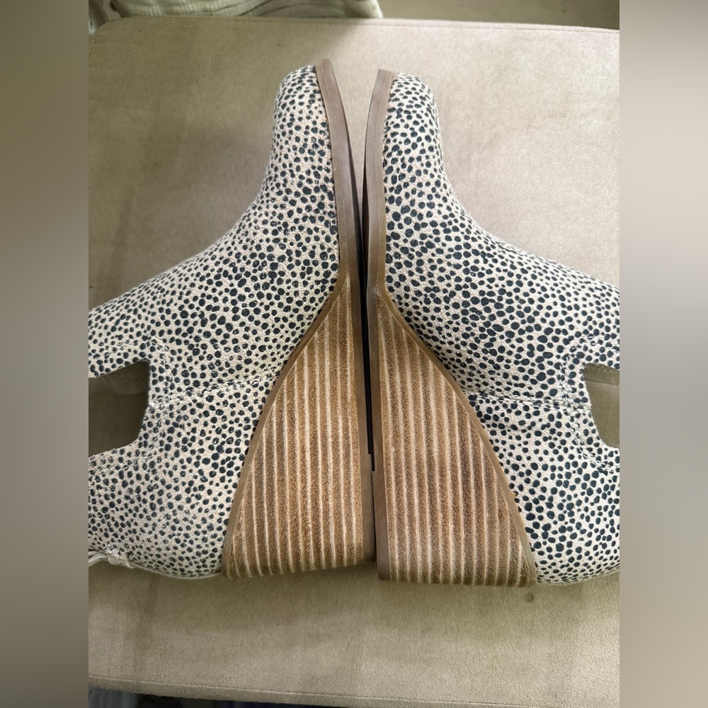 Women's Kallie Wedge Bootie in Macadamia
6.5 - Picture 3 of 9